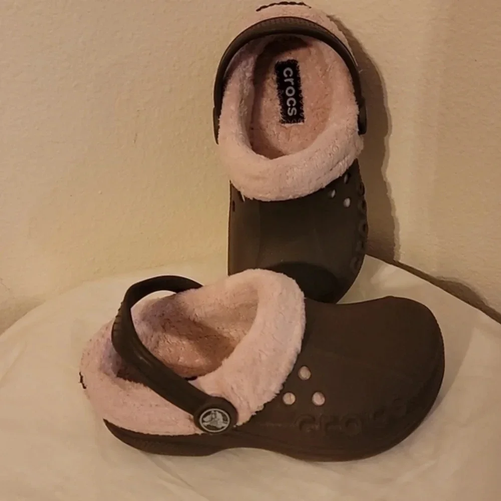 CHILDREN'S CLASSIC‎ CROC - BROWN WITH PINK FLEECE LINING (sz 10-11)